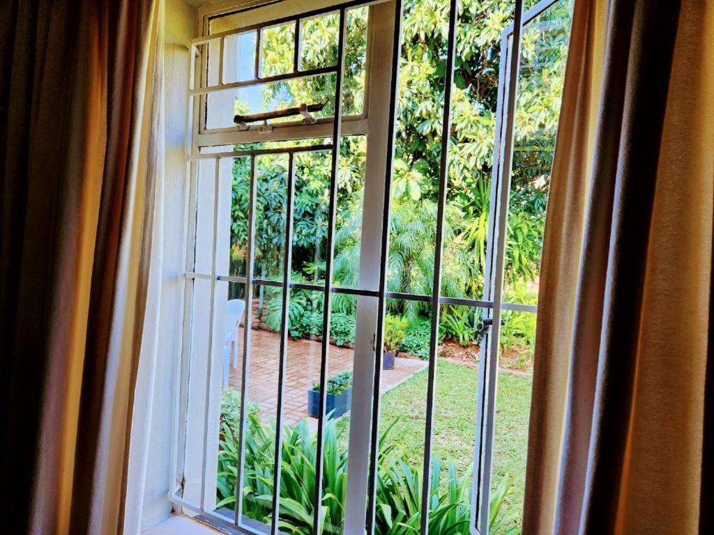 Tree Aloe Guest House Мокопане Стая снимка