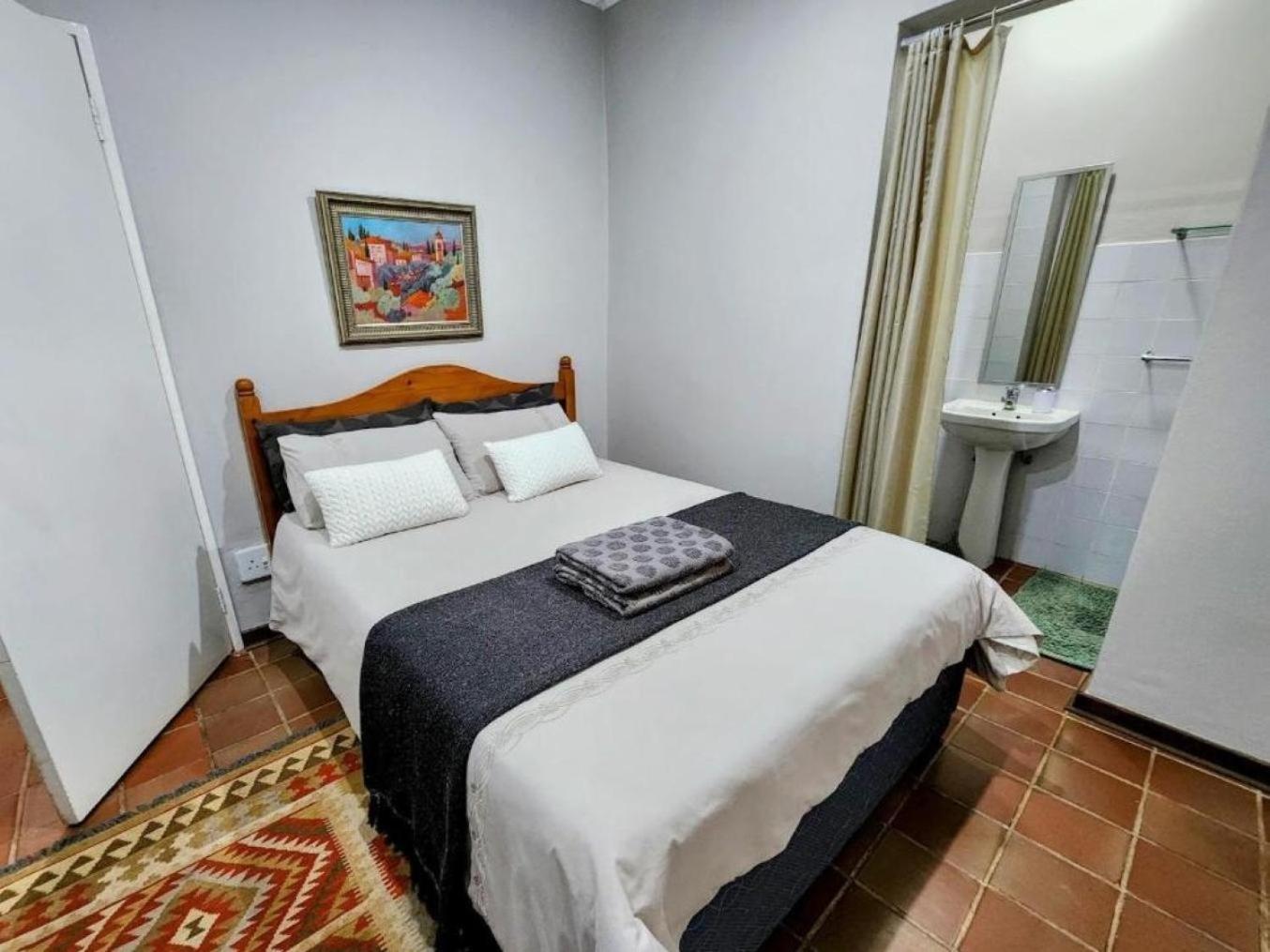 Tree Aloe Guest House Мокопане Стая снимка