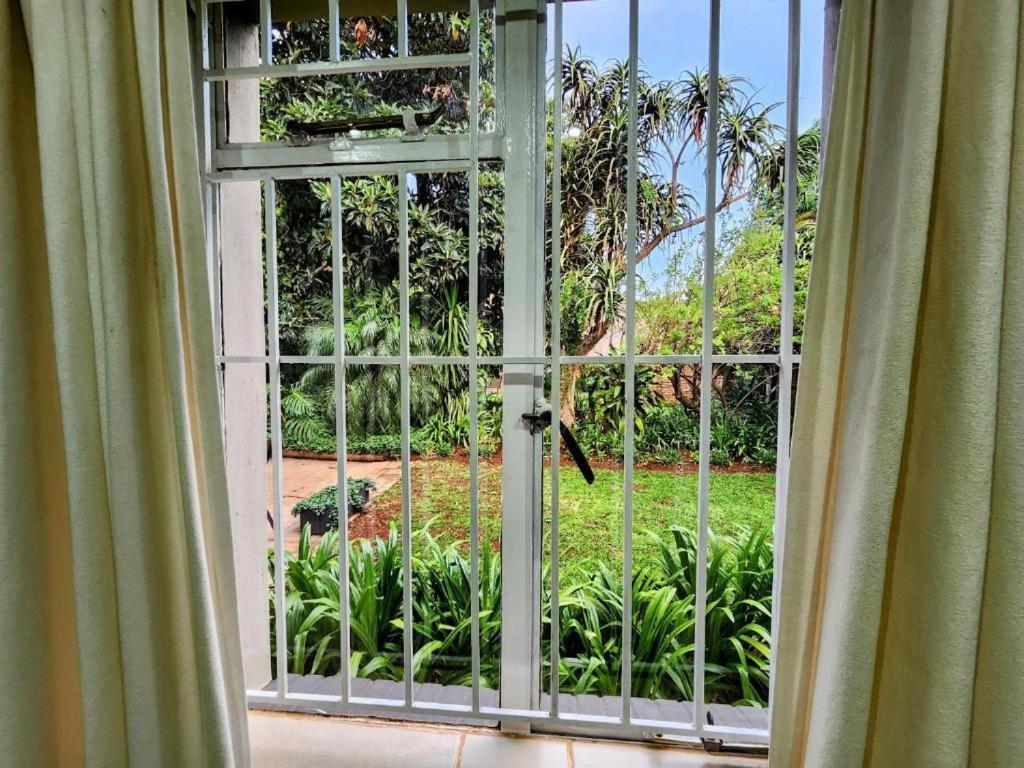 Tree Aloe Guest House Мокопане Стая снимка