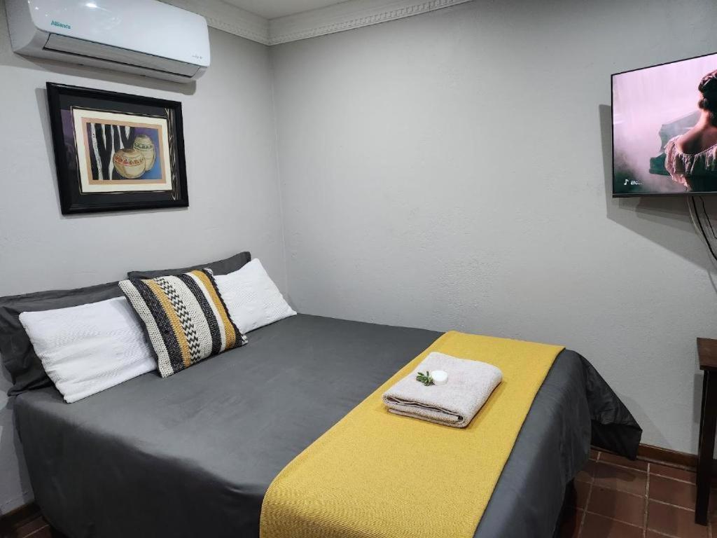 Tree Aloe Guest House Мокопане Стая снимка