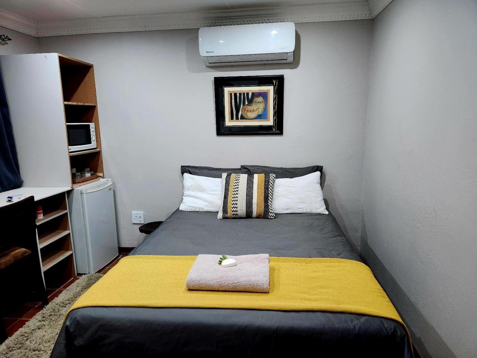 Tree Aloe Guest House Мокопане Стая снимка
