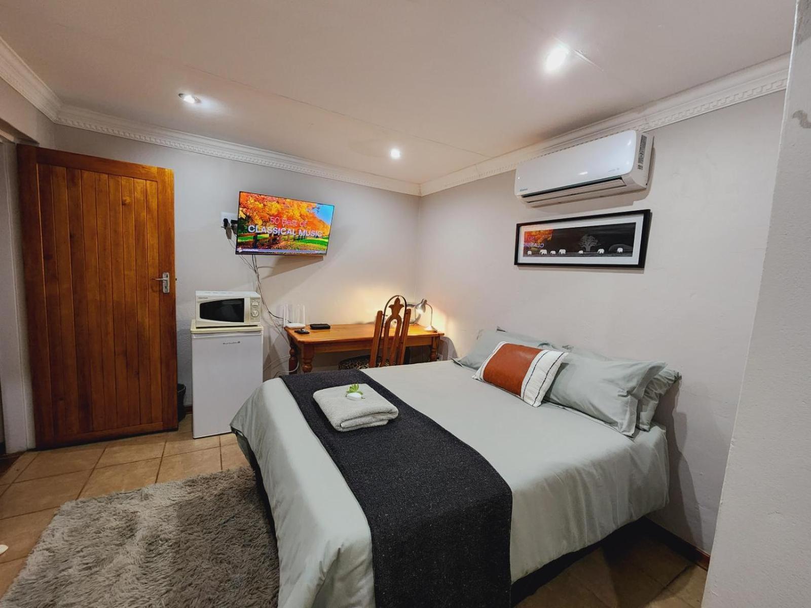 Tree Aloe Guest House Мокопане Стая снимка