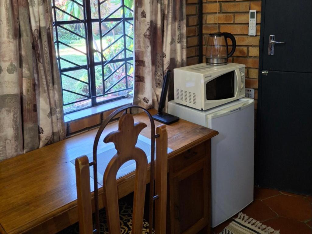 Tree Aloe Guest House Мокопане Стая снимка