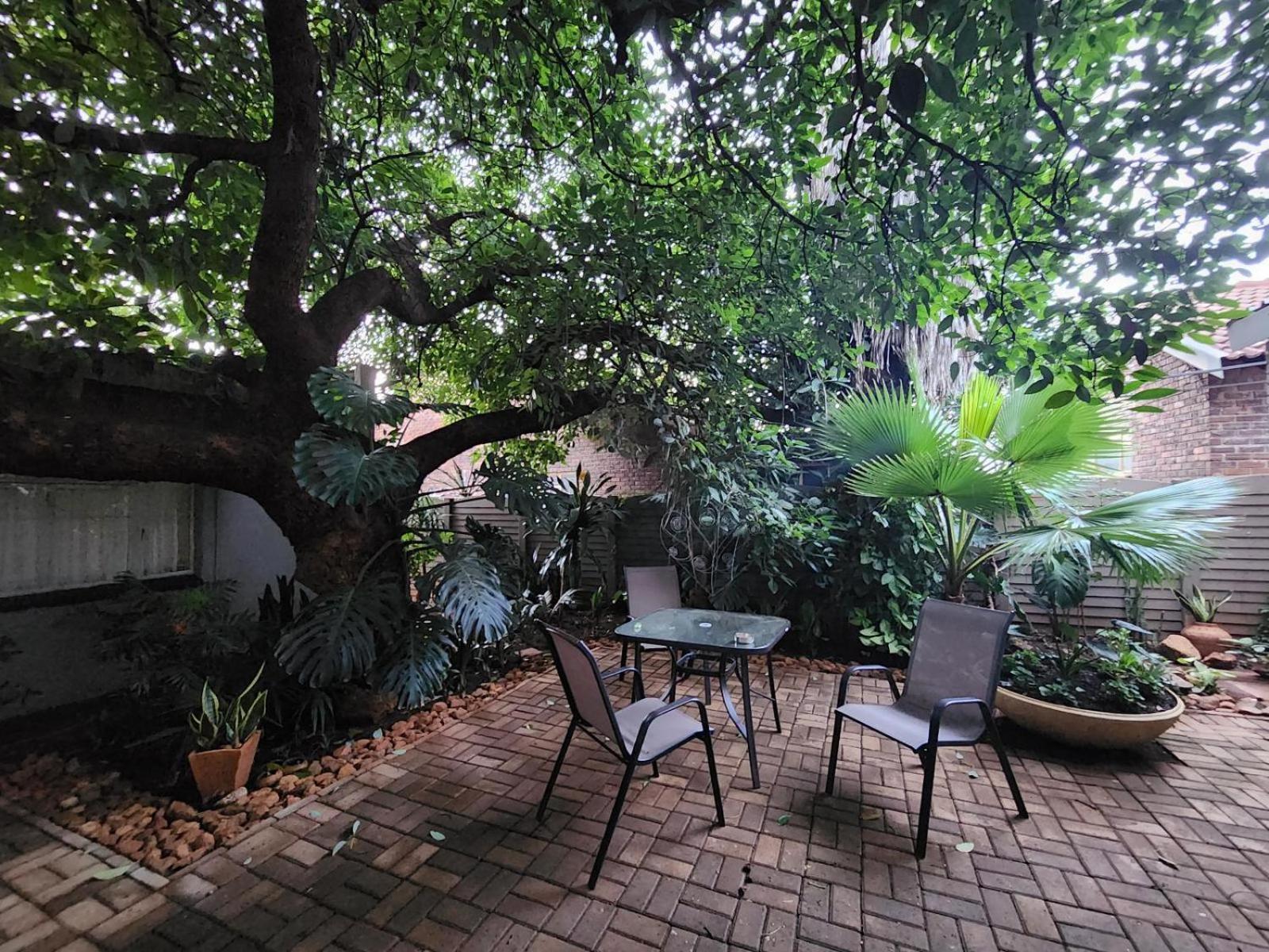 Tree Aloe Guest House Мокопане Стая снимка