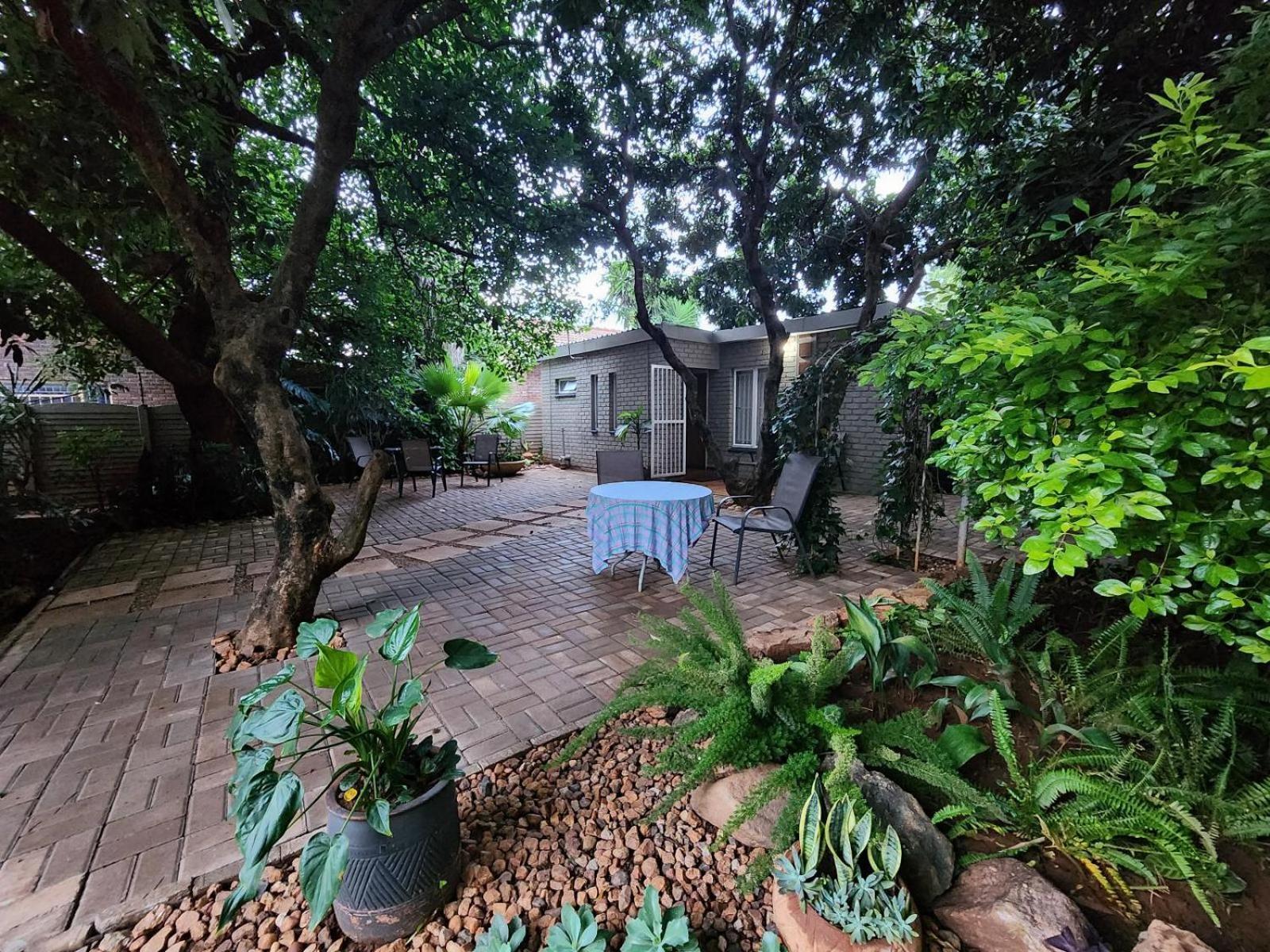 Tree Aloe Guest House Мокопане Стая снимка